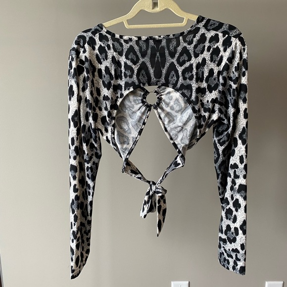 Long Sleeved Leopard O-Ring Backless Crop Top - Picture 2 of 3